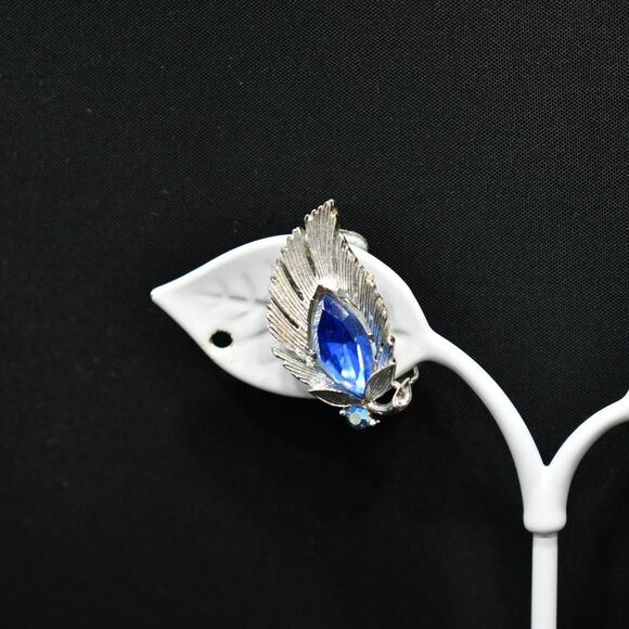 Lisner Blue Rhinestone Clip Earrings, Rhodium Plated, 1960s Vintage Jewelry - Picture 2 of 10